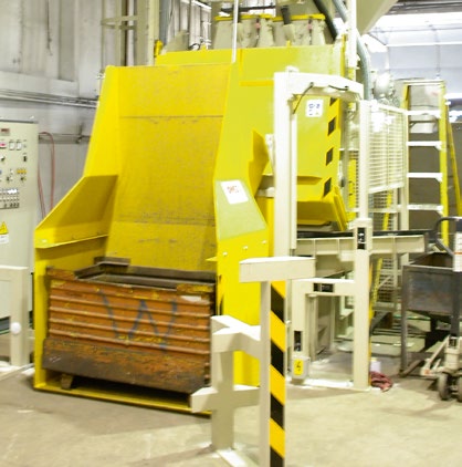 Eine Muldenbandstrahlanlage bei Gotec (USA). Für das Aufrauen von Metall-Teilen kommt Stahlguß- Strahlmittel zum Einsatz (kantig GH 50, 0,3 - 0,6 mm, Härte 60-64 HRC).
